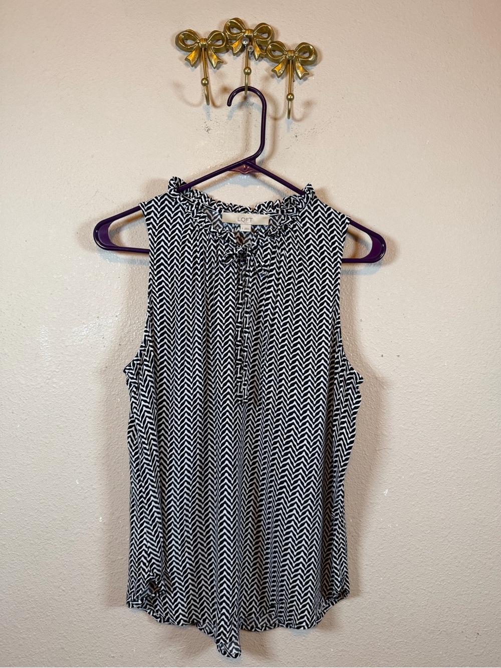 LOFT Black and White Chevron Tie-Neck Ruffle Sleeveless Blouse. Size S